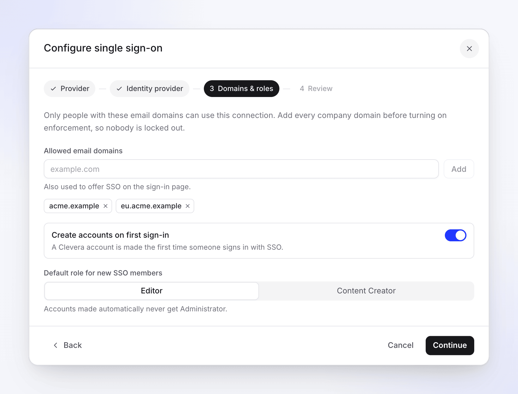 Étape 3 de la boîte de dialogue de configuration SSO avec deux domaines autorisés, la création de compte activée et Éditeur comme rôle par défaut