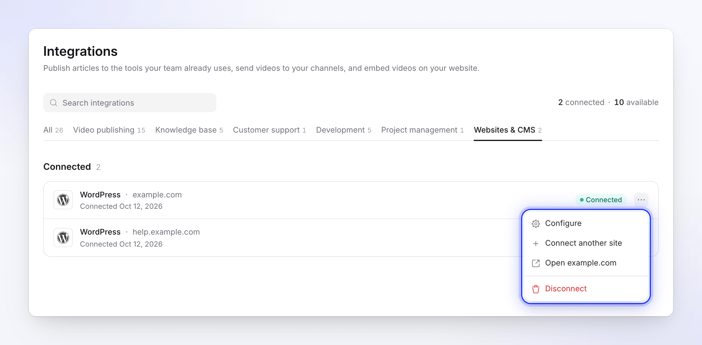 Zwei verbundene WordPress-Websites mit geöffnetem Zeilenmenü: Konfigurieren, Weitere Website verbinden, Öffnen example.com und Trennen